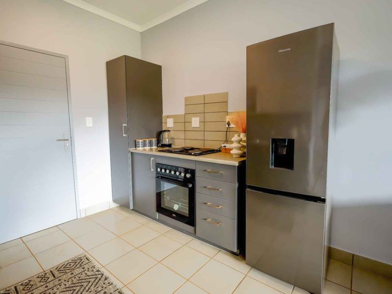 Brand new Ultra-modern 2 Bedroom, 2 Bathroom Apartment in Montana area. Excellent Investment! - Photo 5