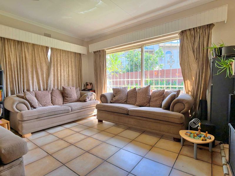 5 Bedroom house for sale in Brackendowns - Photo 2