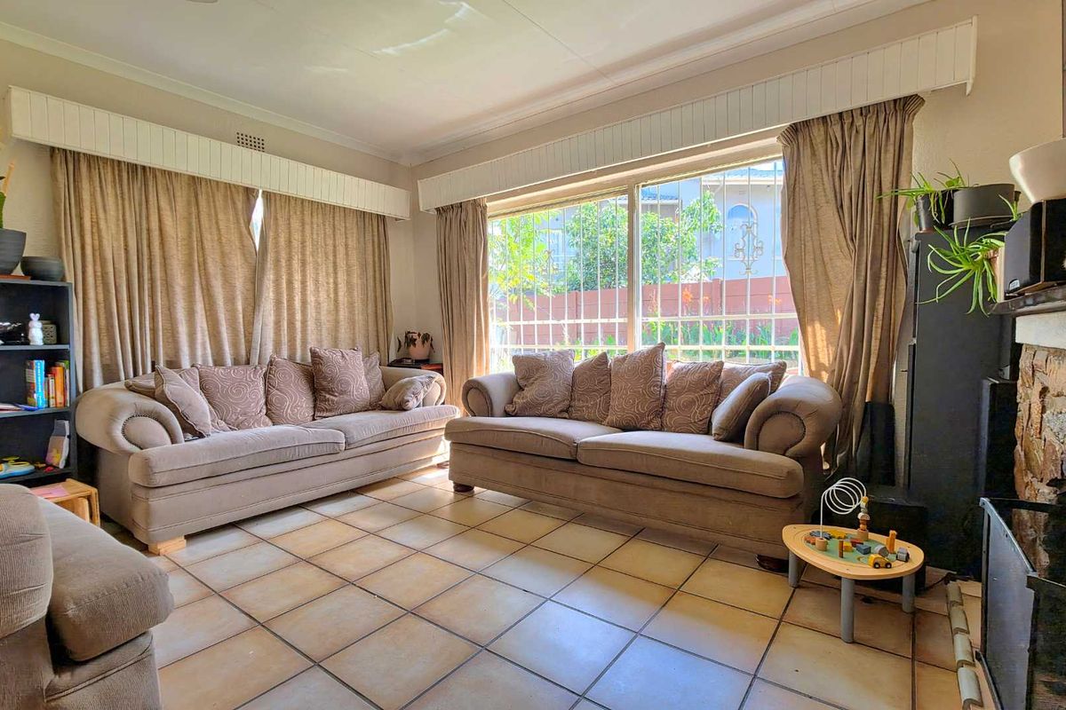 5 Bedroom house for sale in Brackendowns - Photo 2