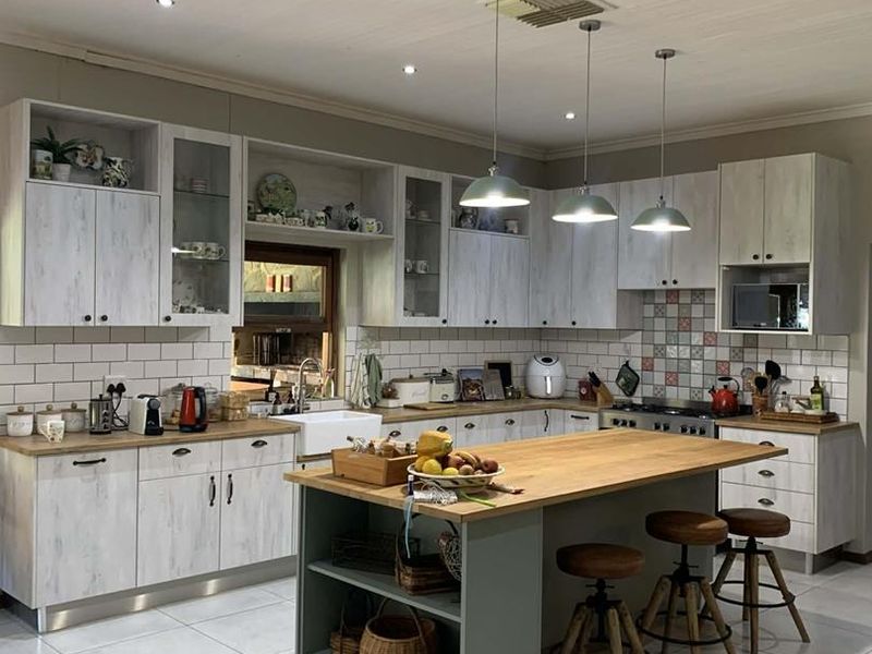 Escape to Tranquility: Spacious Home with Flat & Entertainment - Photo 2