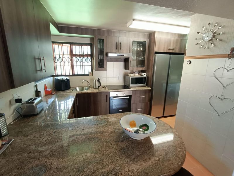 Spacious Family Living with an Attached Flatlet in Desirable Clubview! - Photo 4