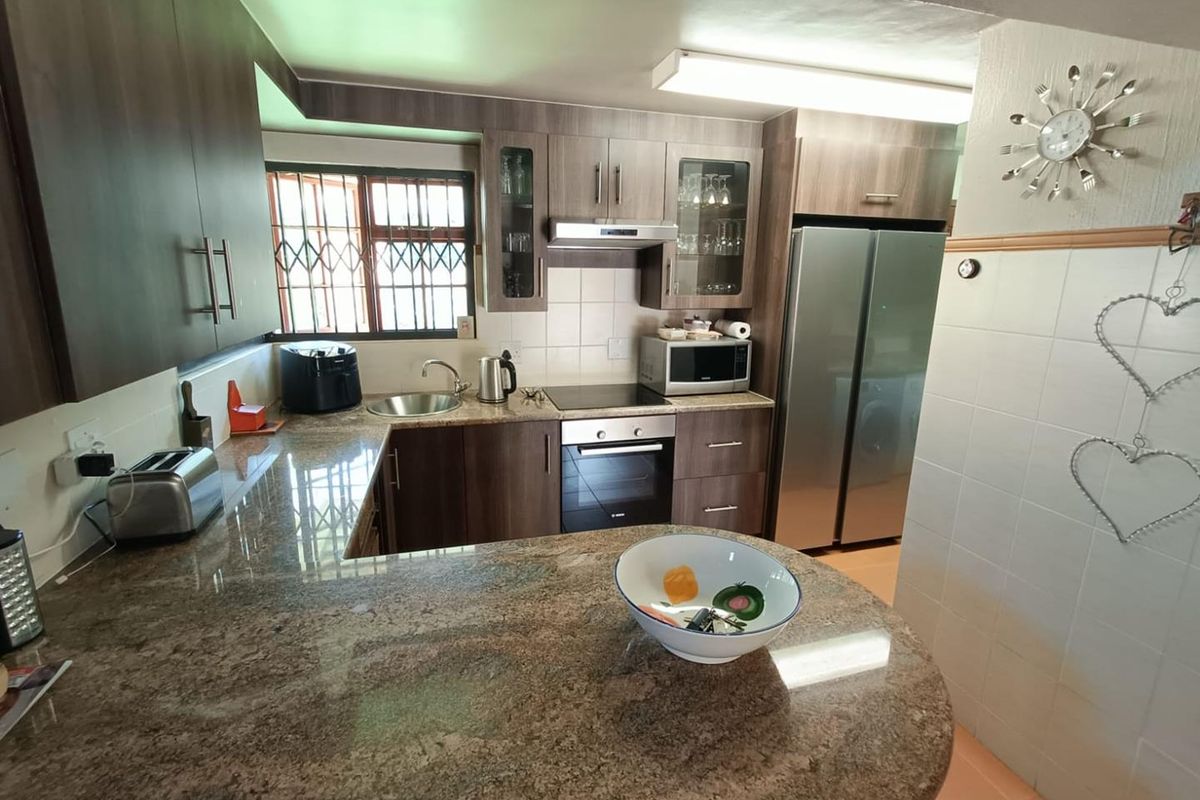 Spacious Family Living with an Attached Flatlet in Desirable Clubview! - Photo 4