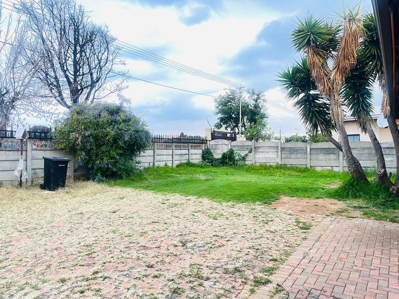 MAKE THIS HOME YOUR HOME WITH 3 OUTSIDE ROOMS. - Photo 5