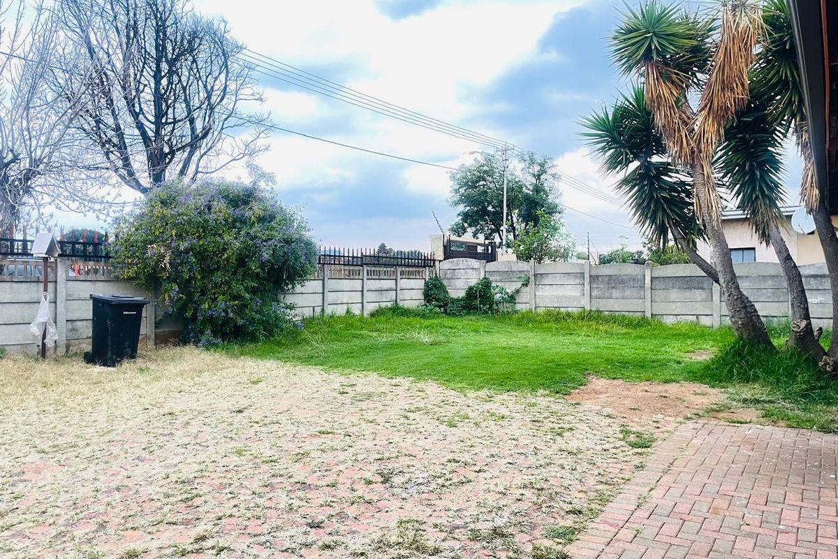 MAKE THIS HOME YOUR HOME WITH 3 OUTSIDE ROOMS. - Photo 5