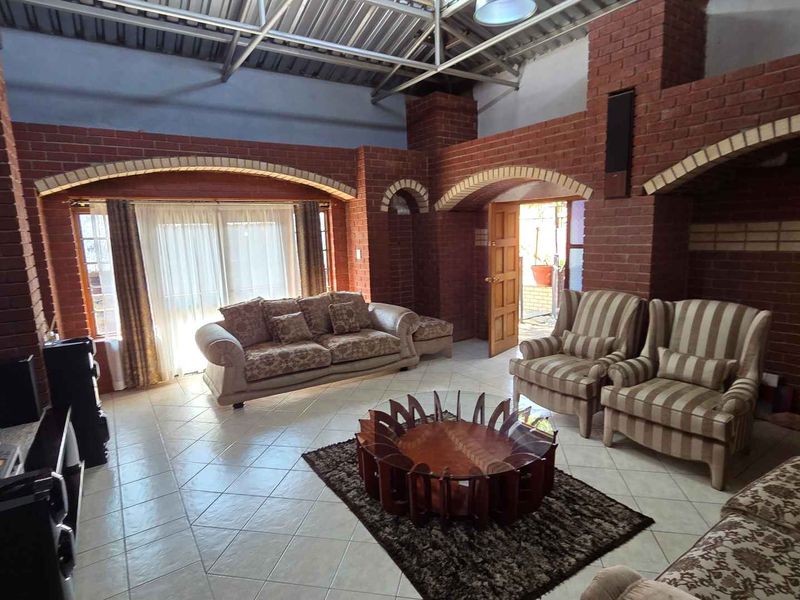 “Comfort, Space & Convenience – 5-Bedroom Home with Multiple Garages” - Photo 10