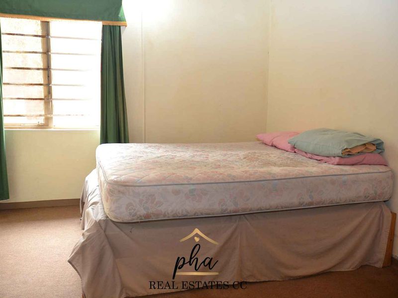 Immense house for sale with endless potential - Photo 9