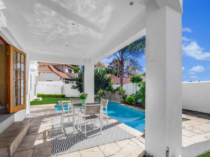 STUNNING LIGHT AND BRIGHT SIMPLEX - IN SOUGHT AFTER FLEETWOOD ESTATE - Photo 8