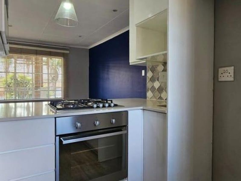 2 Bedroom Townhouse For Sale In New Redruth - Photo 3