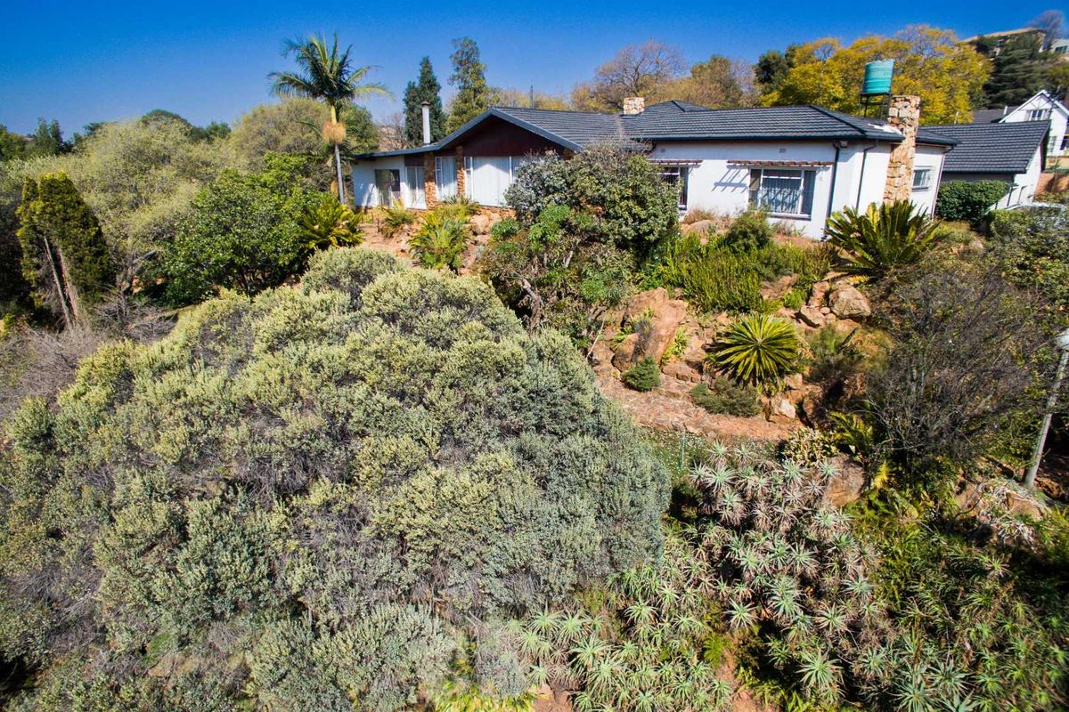 4-Bedroom Home on a 5 949m2 Stand in Constantia Kloof - Photo 4