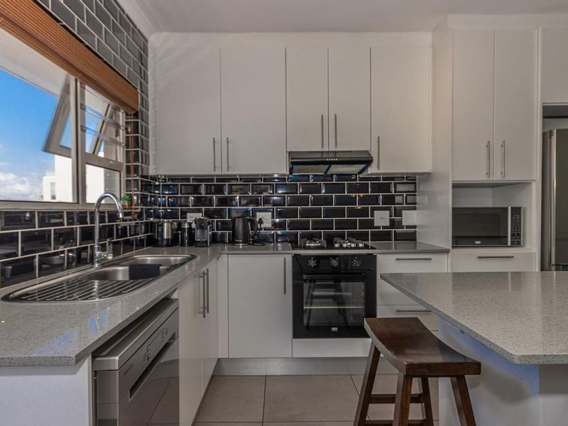 Luxury 2-Bedroom Garden Apartment with Passage Sea Views - Photo 4