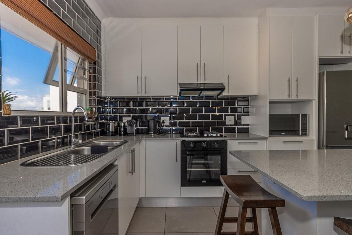 Luxury 2-Bedroom Garden Apartment with Passage Sea Views - Photo 4