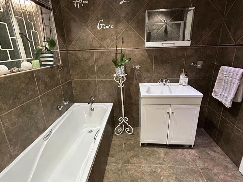 Impressive 4 Bedroom home for sale - Photo 8