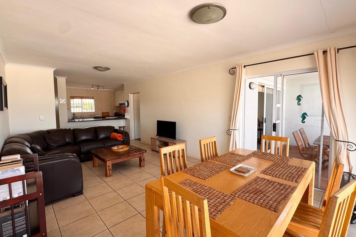 Coastal Big Bay apartment with tandem garage! - Photo 5