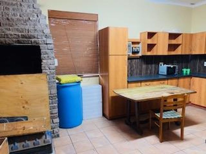 Spacious 6-Bedroom Home with Flat, Triple Garage & Storage – Walvis Bay - Photo 4