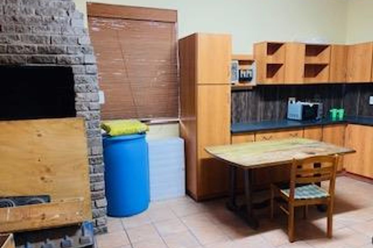 Spacious 6-Bedroom Home with Flat, Triple Garage & Storage – Walvis Bay - Photo 4