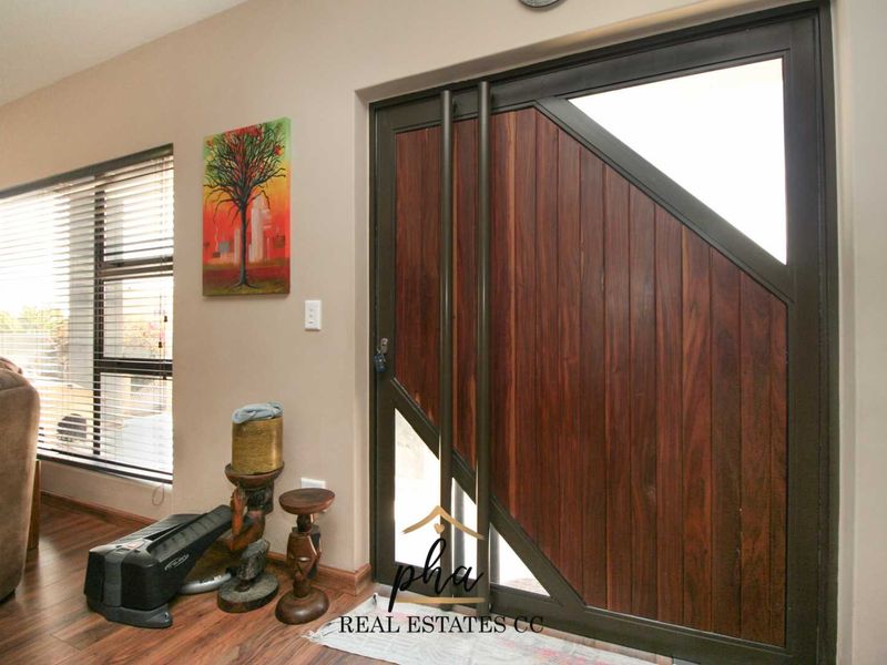 Huge Family Home For Sale in Swakopmund, Ocean View - Photo 5