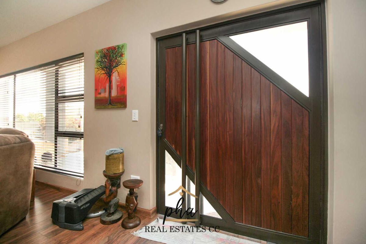 Huge Family Home For Sale in Swakopmund, Ocean View - Photo 5