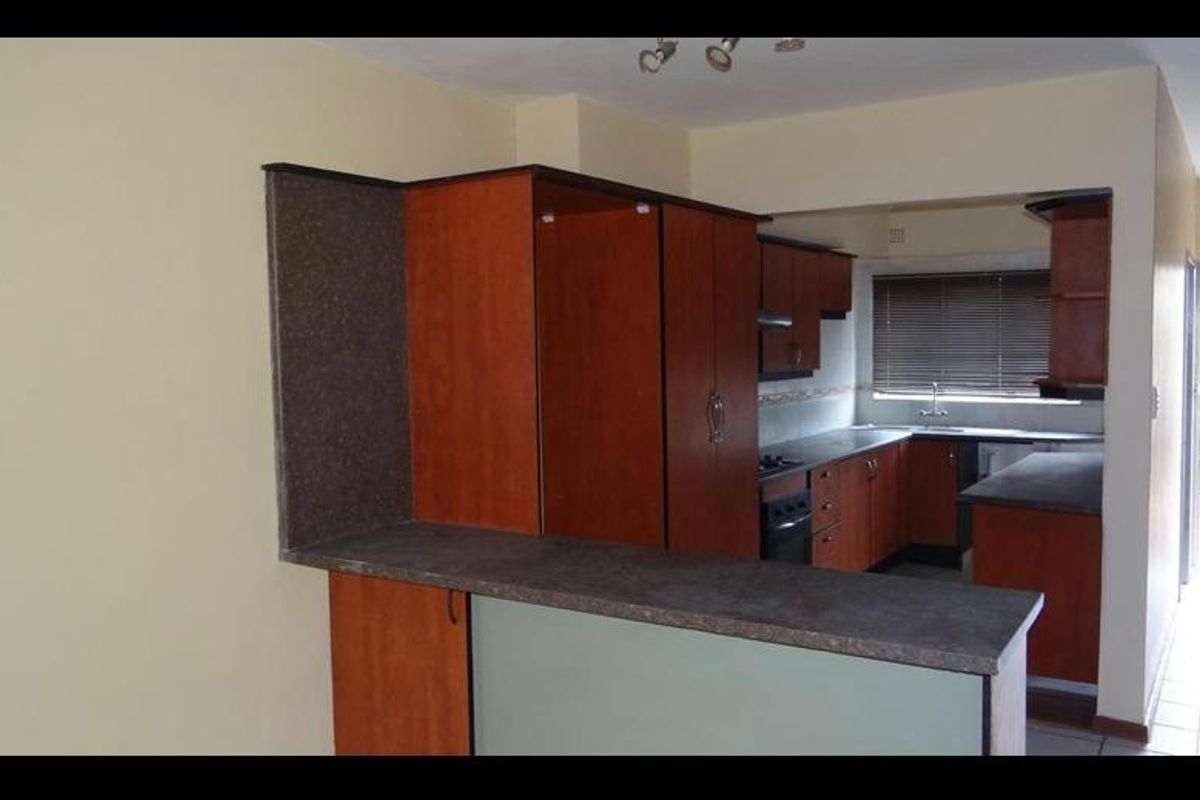 For Sale 2-Bedroom Duplex in Fontainebleau Randburg - Photo 5