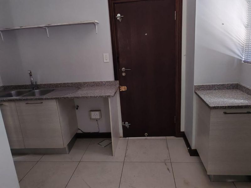 Stunning 5 Bedroom Residence in Exclusive Complex - Photo 4