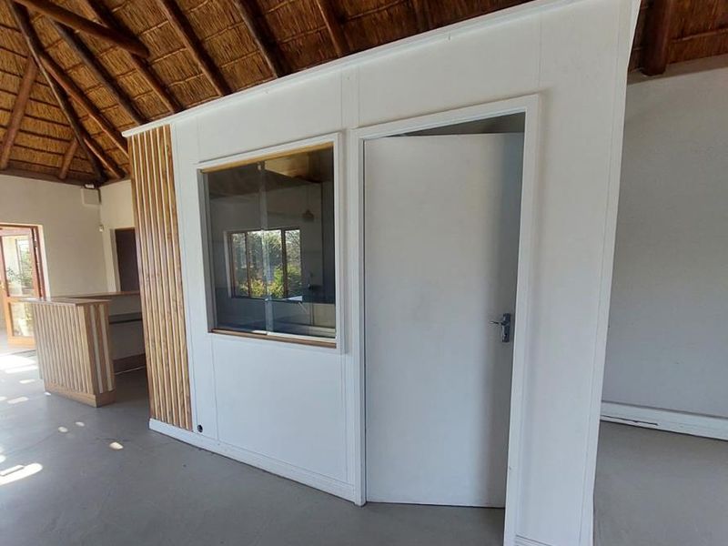 Prime location on a busy main road with excellent visibility and easy access - Photo 7