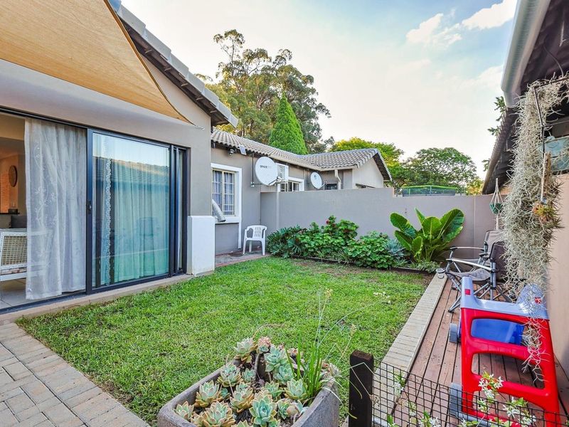 Modern Three-Bedroom Townhouse in Exclusive Secretariat Complex - Photo 2