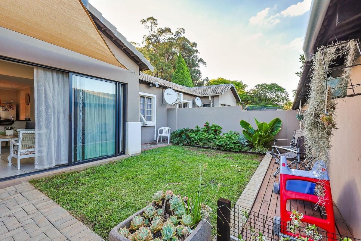 Modern Three-Bedroom Townhouse in Exclusive Secretariat Complex - Photo 2