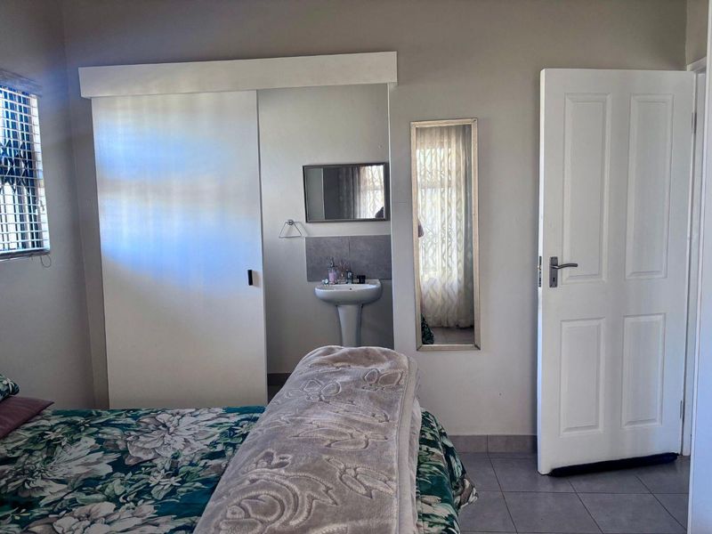 **Spacious 3-Bedroom with build in cupboards in secure community,with added seabreeze*** - Photo 8