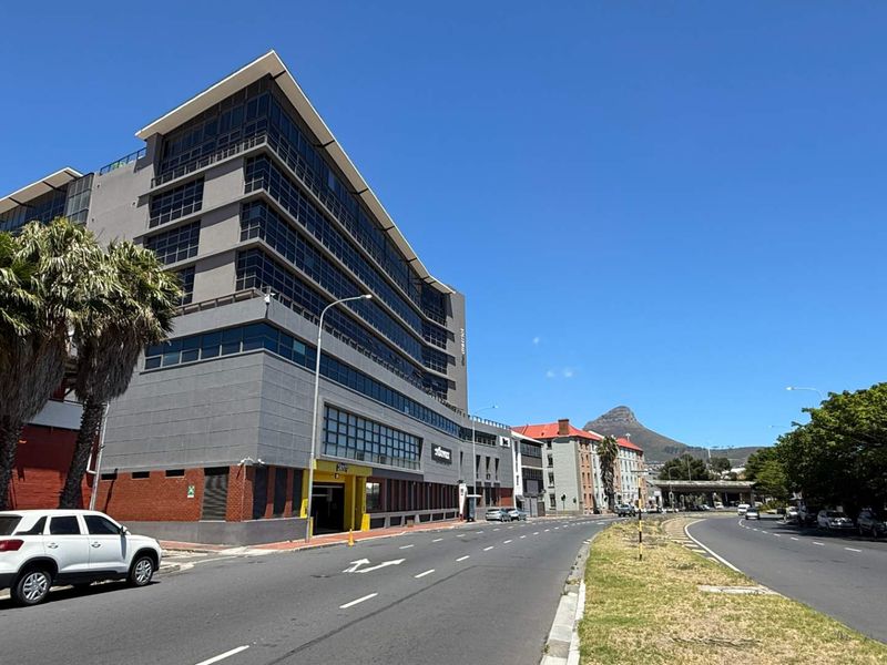 500m2 first floor unit ideal for fitness tenant to let - Photo 2