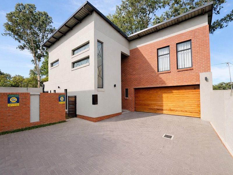 Elegant Double-Storey Living in the Heart of Sought-After Carlswald - Photo 3