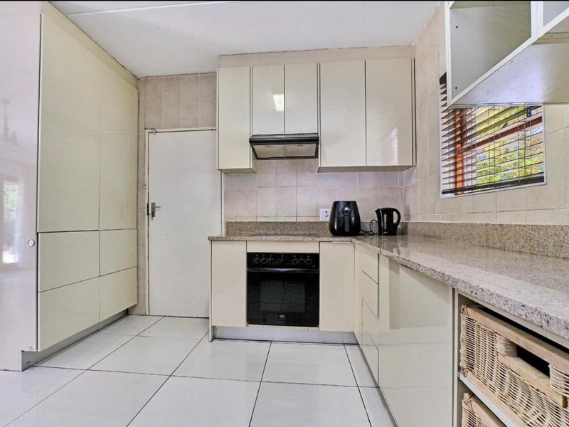 Staggering Cluster house in Midrand Vorna Valley right across Mall of Africa - Photo 8