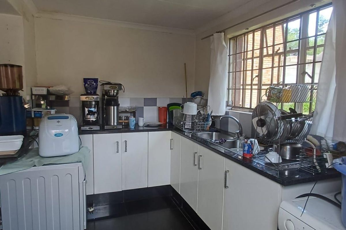 A lovely 3 bedroom 3 bathroom house! - Photo 3