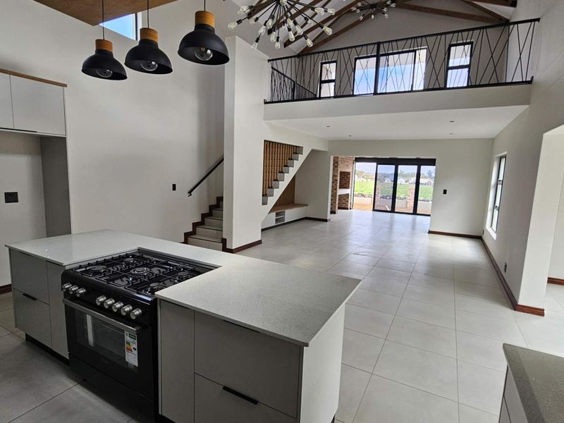 4 Bedroom Luxury Family Home in Landsmeer Estate - Photo 4