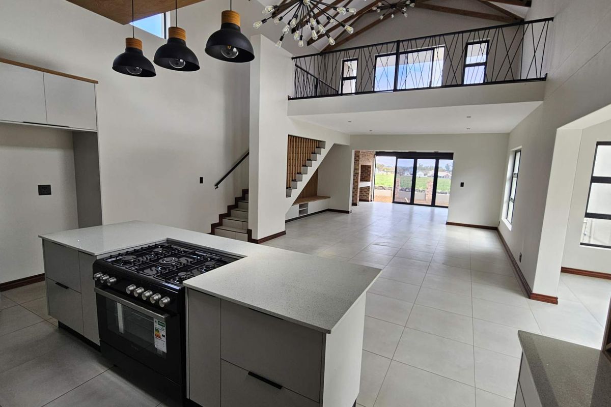 4 Bedroom Luxury Family Home in Landsmeer Estate - Photo 4