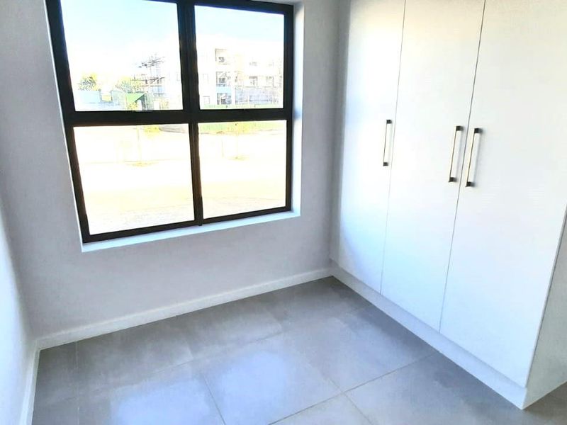 Sunny spacious two bedroom One bathroom first floor apartment - Photo 8