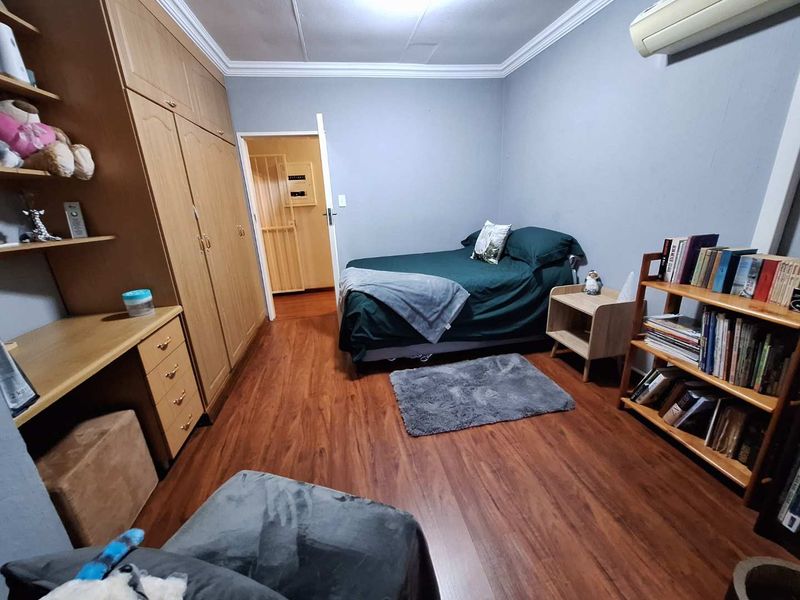3 Bedroom, 2 Bathroom House with a Double Garage in an excellent condition, with a swimming pool in Garsfontein. The Entertainers dream! - Photo 8