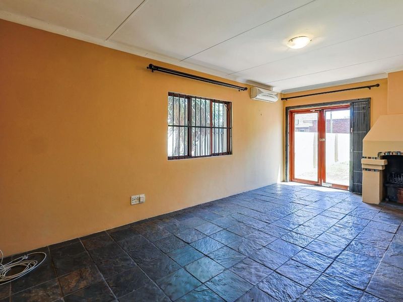 Modern 4 bedroom Oasis: Designer Living in a Premier Suburb - Photo 9