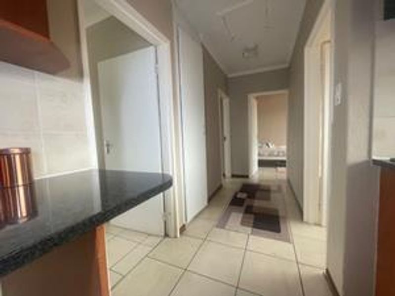 Spacious 3-Bed Family Home Near Top Schools & Shopping - Photo 4
