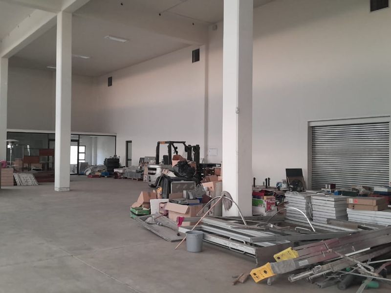Warehouse/Shop front Space in Beautiful building Prosperita to let - Photo 10