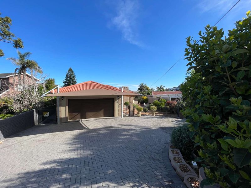 Immaculate Single-Level Coastal Home with Solar, 3 En-Suite Bedrooms & Exceptional Extras - Photo 2