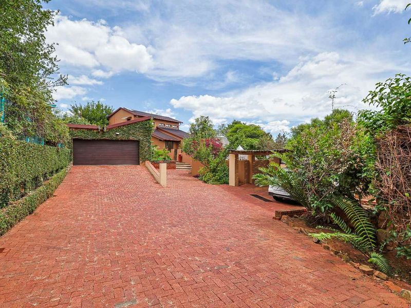 4 Bedroom Family Home in Secure Gated Cul-de-Sac. - Photo 2