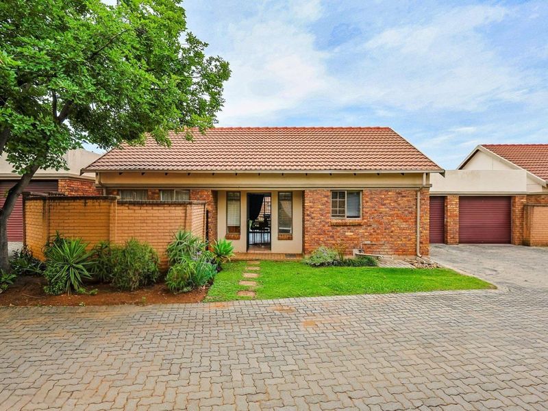 Your Dream Lifestyle Awaits! Secure, Stylish 2-Bed Townhouse in Prime Equestria! - Photo 2