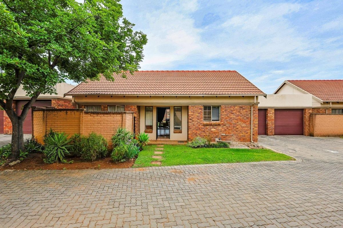 Your Dream Lifestyle Awaits! Secure, Stylish 2-Bed Townhouse in Prime Equestria! - Photo 2