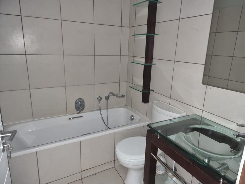 2 Bedroom 2 bathrooms modern Apartment in beautiful Golf Estate for sale R780 000 - Photo 8