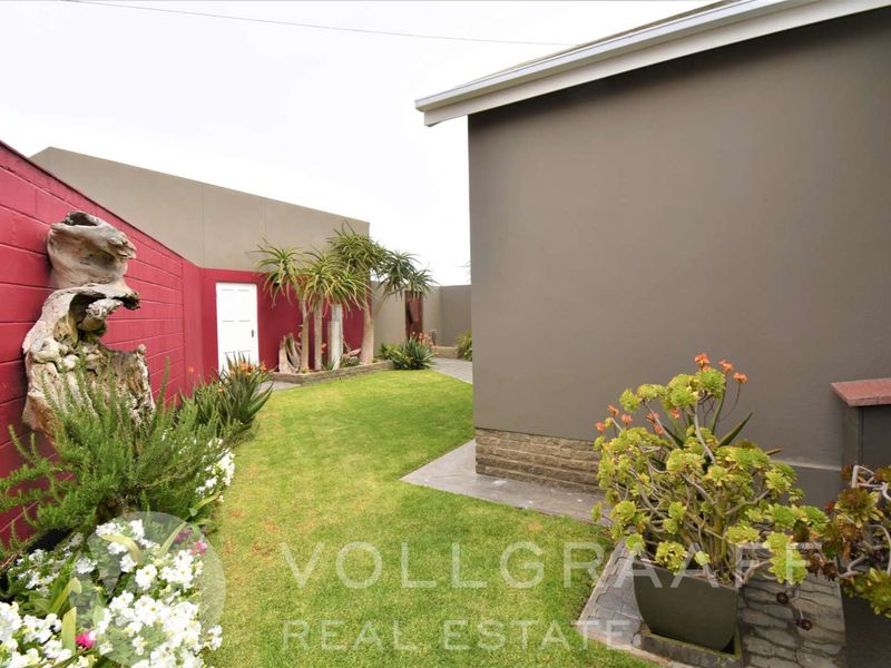 Investor’s dream: Stylish home plus 3 beautiful income-generating flatlets in CBD, Swakopmund - Photo 6