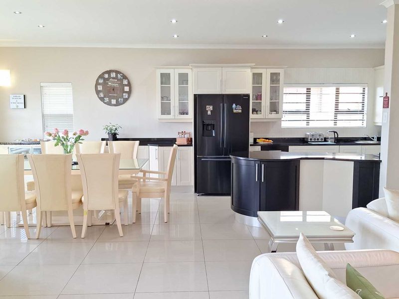 Spacious 5 Bedroom House with Stunning Ocean View in Dana Bay - Photo 7