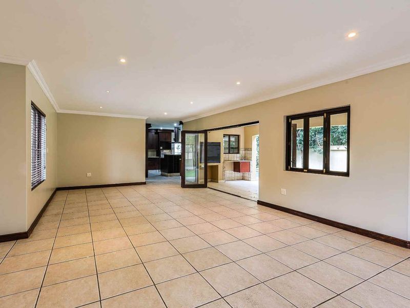 Sophisticated Luxury Living on the Fairway – Waterkloof Golf Estate - Photo 10