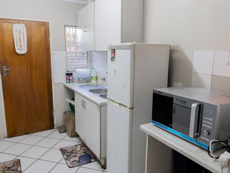 FOR SALE: 2-Bedroom Simplex in Moreleta Park - Photo 6