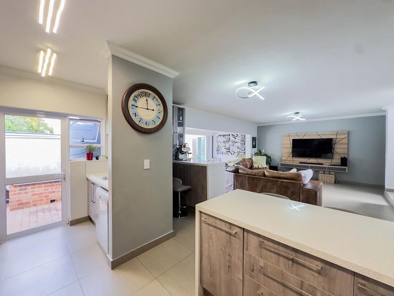 4 Bedroom Family Home With A Study In Taemane Golf View Estate - Photo 9