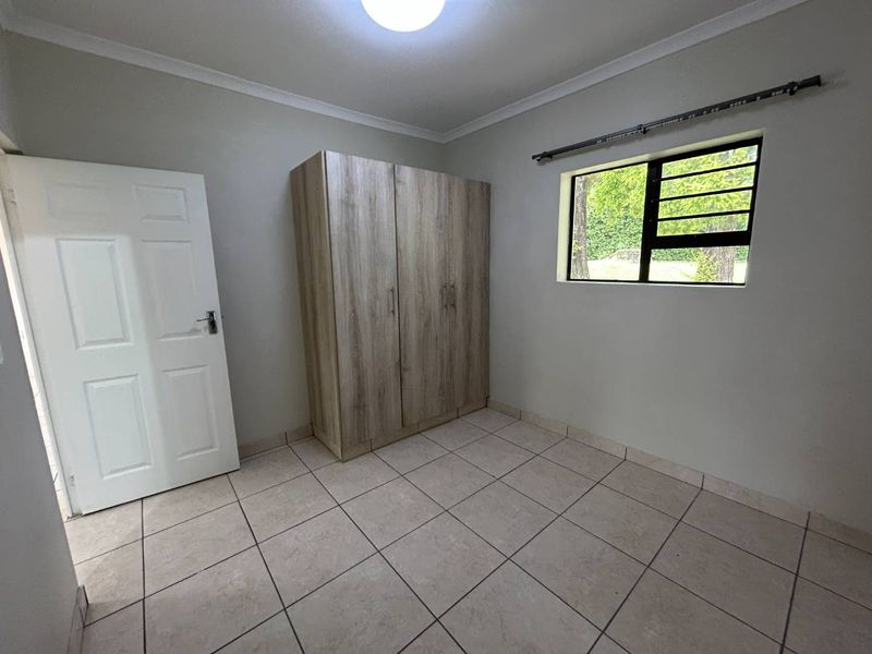 Charming Two-Bedroom Garden Apartment in a Secure Complex - Photo 8