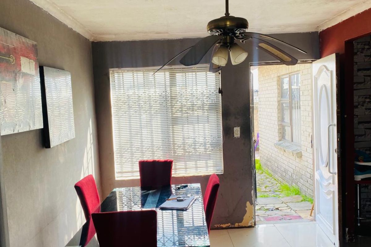 Stunning 2 Bedroom Property for Sale in Old Crossroads - Photo 3